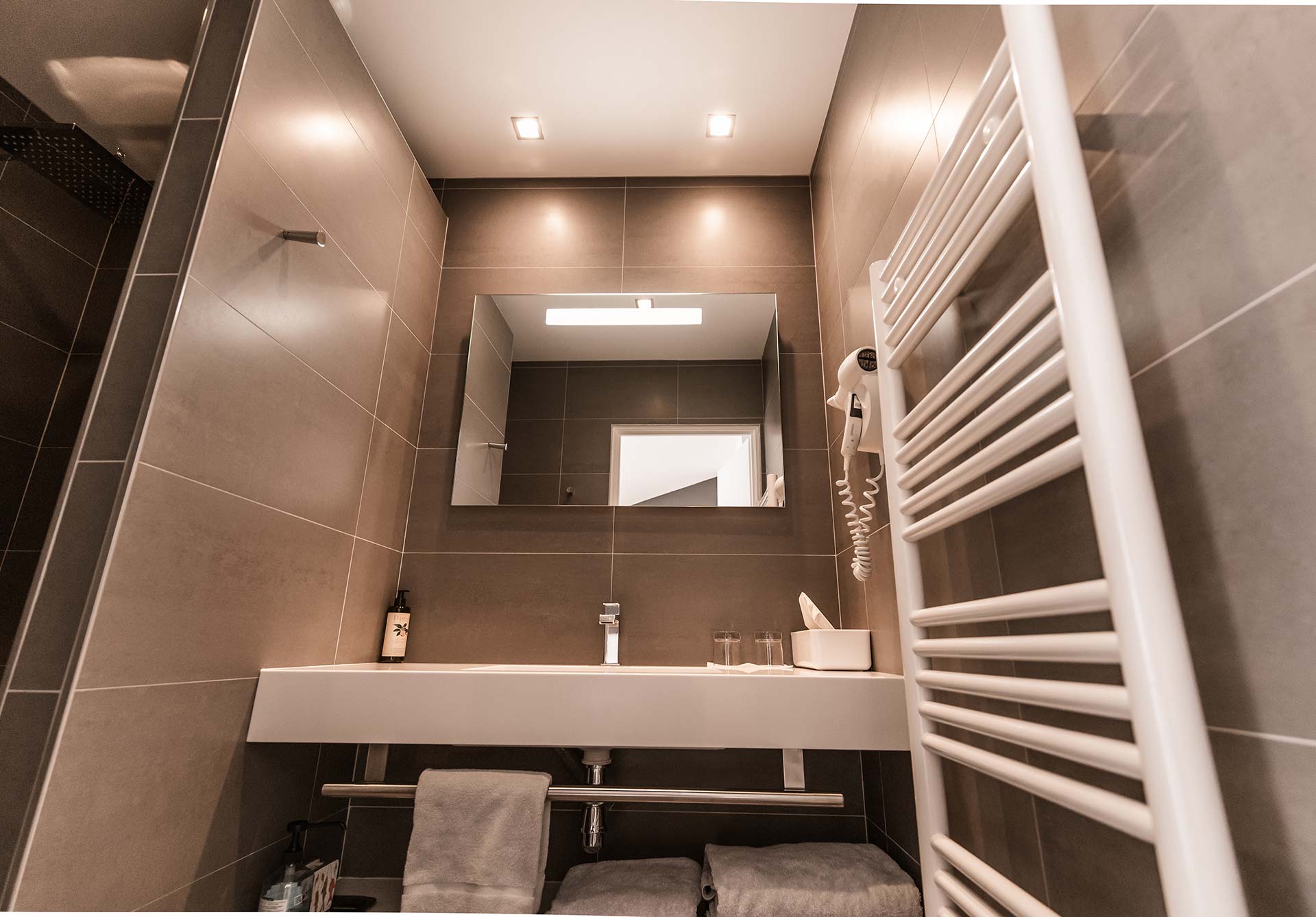 La salle de bain de la chambre confort plus d'Avel Vor, restaurant gastronomique à Port-Louis