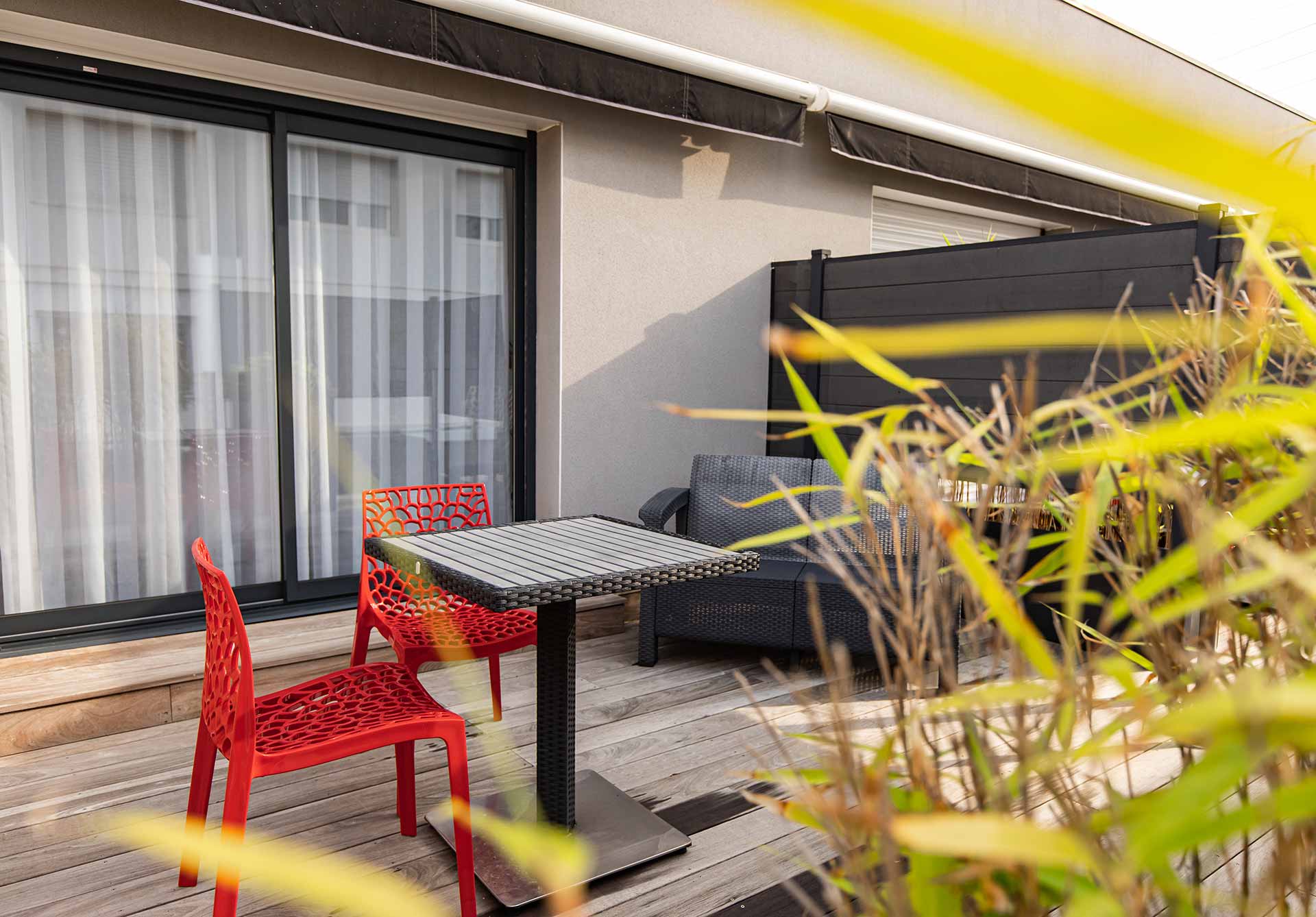 La terrasse de la chambre confort d'Avel Vor, restaurant gastronomique à Port-Louis